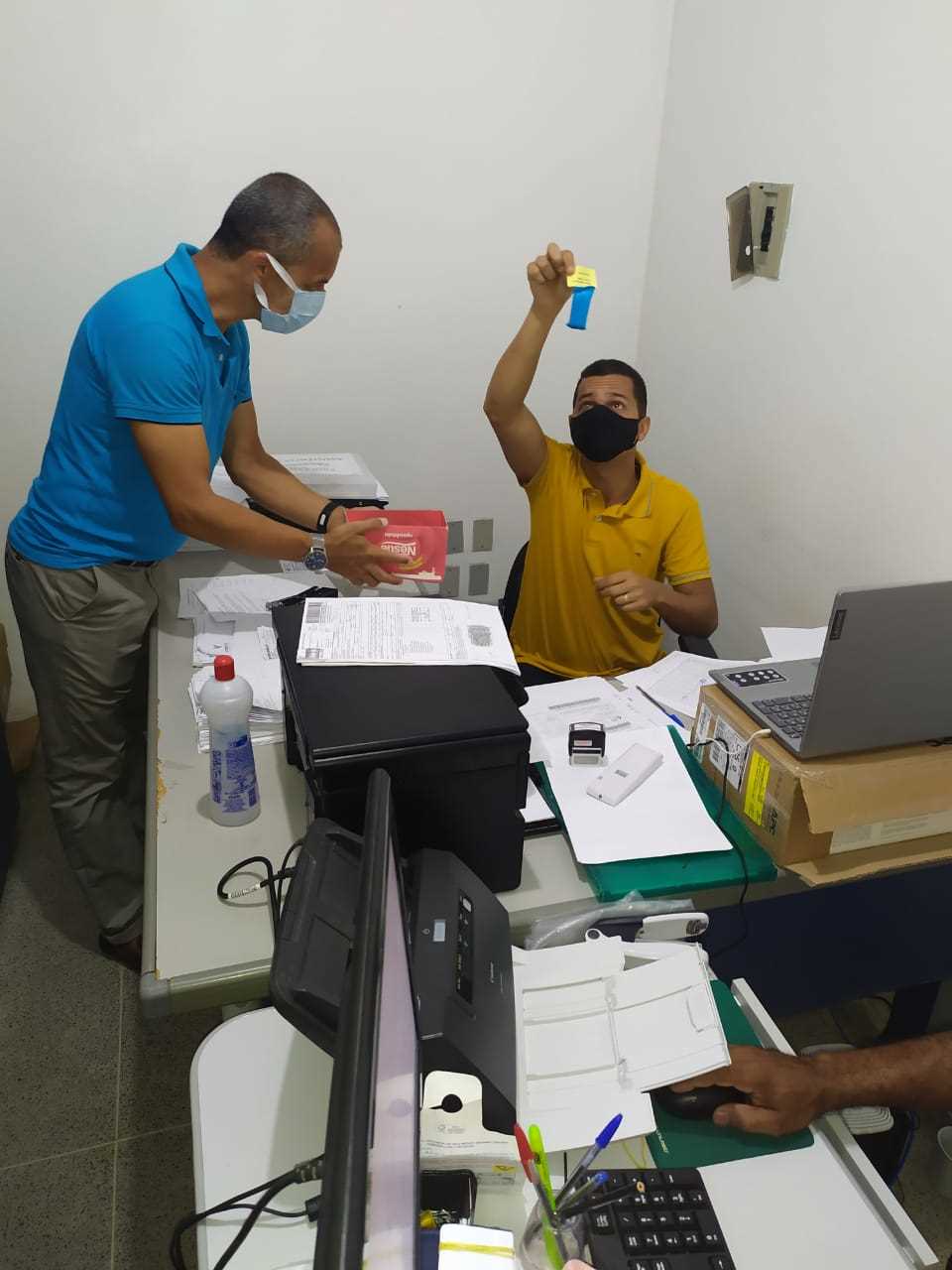 Camacã: Prefeito Paulo do Gás recebe funcionários com bombons
